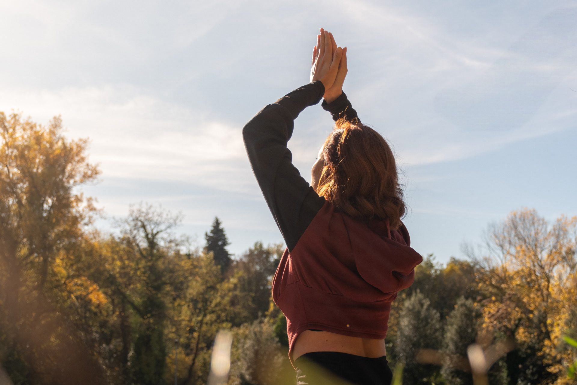 Ospite del resort che pratica yoga all'aperto
